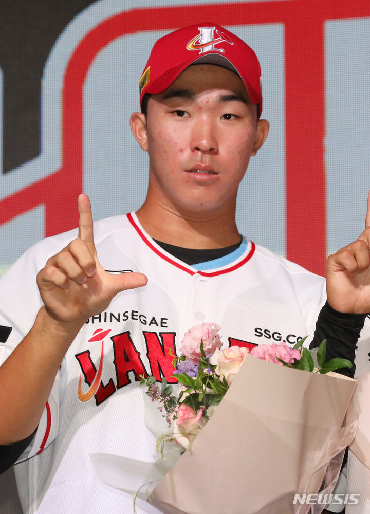 [서울=뉴시스] 김진아 기자 = 14일 오후 서울 웨스틴 조선호텔에서 열린 '2024 KBO 신인 드래프트'에서 SSG 랜더스에 2라운드 지명된 휘문고 이승민이 포즈를 취하고 있다. 2023.09.14. bluesoda@newsis.com