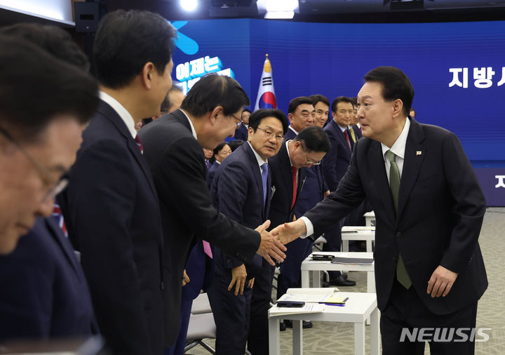 [부산=뉴시스] 홍효식 기자 = 윤석열 대통령이 14일 부산 남구 부산국제금융센터(BIFC)에서 열린 대통령 직속 지방시대위원회의 '지방시대 선포식'에서 박형준 부산시장과 인사하고 있다. (대통령실통신사진기자단) 2023.09.14. yesphoto@newsis.com