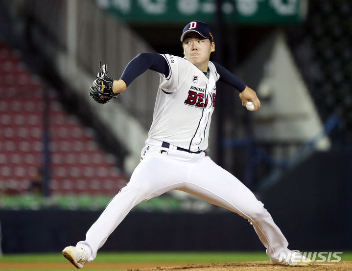 [서울=뉴시스] 김진아 기자 = 지난해 9월14일 서울 잠실야구장에서 열린 2023 KBO 리그 SSG 랜더스 대 두산 베어스 경기, 두산 선발 최승용이 역투를 하고 있다. 2023.09.14. bluesoda@newsis.com