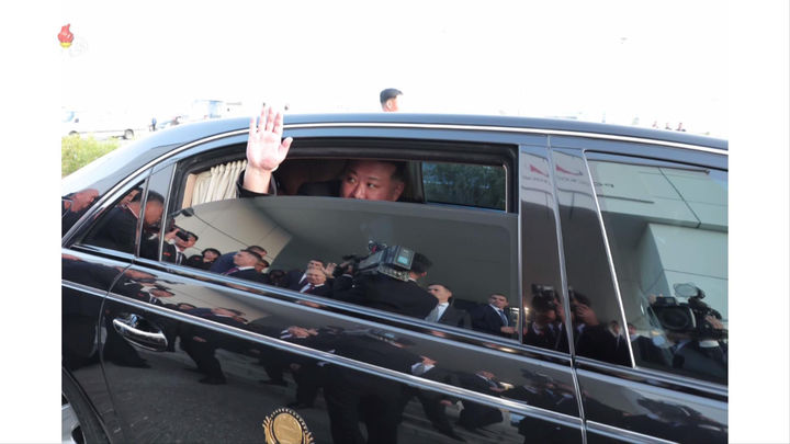 [서울=뉴시스] 북한 김정은 국무위원장이 지난 13일 러시아 블라디미르 푸틴 대통령과 연회를 마친 뒤 작별하는 모습을 조선중앙TV가 14일 보도하고 있다. (사진=조선중앙TV 캡쳐) 2023.09.14. photo@newsis.com *재판매 및 DB 금지