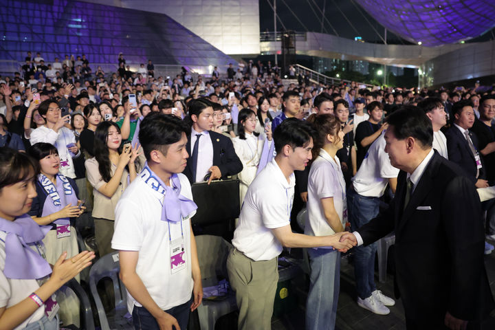 [부산=뉴시스] 윤석열 대통령이 14일 부산 해운대구 영화의전당에서 열린 2023 청년의 날 기념식에 입장하며 참석자들과 인사하고 있다. (사진=대통령실 제공) 2023.09.14. photo@newsis.com *재판매 및 DB 금지