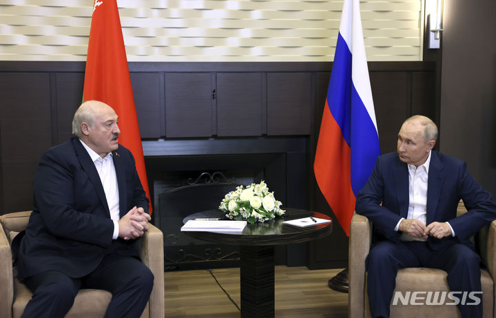 [소치(러시아)=AP/뉴시스]블라디미르 푸틴 러시아 대통령(오른쪽)과 알렉산드르 루카셴코 벨라루스 대통령이 15일 러시아 소치에서 회담하고 있다. 푸틴 대통령은 김정은 북한 국무위원장과의 정상회담에서 군사기술 협력을 포함한 어떠한 합의에도 서명하지는 않았다고 드미트리 페스코프 크렘린궁 대변인이 15일 밝혔다고 타스 통신이 보도했다. 2023.09.15.