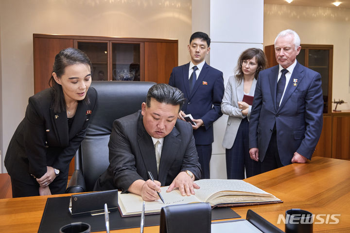 [콤소몰스크나아무레=AP/뉴시스] 김정은 북한 국무위원장이 15일(현지시각) 하바롭스크주 콤소몰스크나아무레의 러시아 전투기 공장을 방문해 방명록을 작성하고 있다. 2023.09.15.