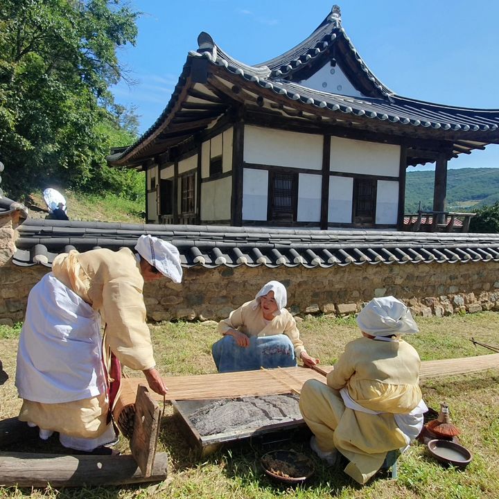 '안동포짜기' 공개행사에서 베메기 과정을 시연하고 있다. (사진=안동시 제공) *재판매 및 DB 금지