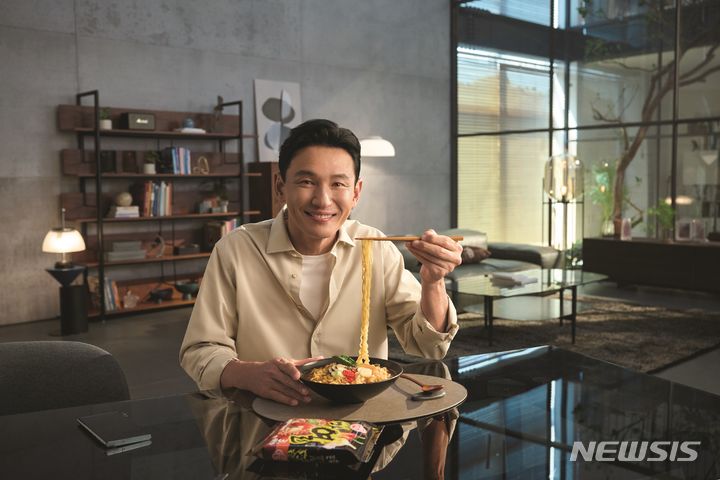 [서울=뉴시스] 오뚜기 마열라면 광고모델 황정민. (사진=오뚜기 제공)