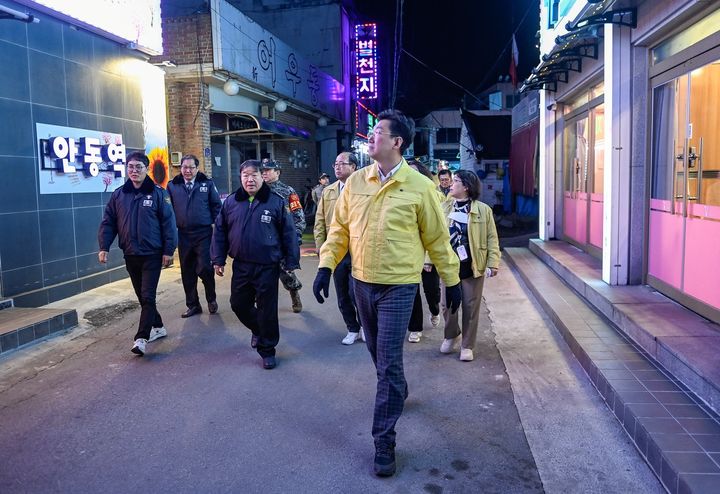 원주시 학성동 희매촌 일원을 순찰하는 자율방범 합동순찰대. *재판매 및 DB 금지