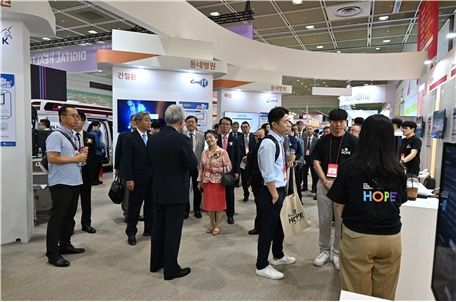 [서울=뉴시스] 보통신산업진흥원(NIPA)은 '2023 국제 병원 및 헬스테크 박람회'에서 '디지털 헬스케어 특별전'을 열고 국내 의료 인공지능 소프트웨어(AI SW) 기업의 해외 교차검증 및 수출 지원을 위한 업무협약(MoU)을 체결했다. (사진=NIPA 제공) *재판매 및 DB 금지