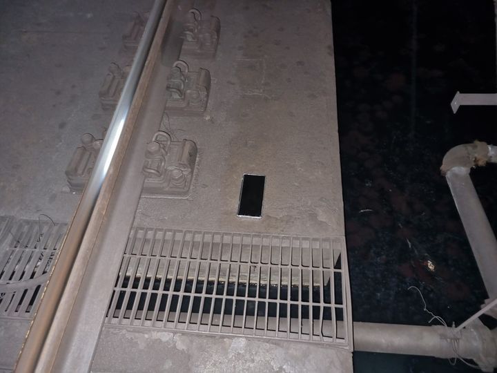 [서울=뉴시스]선로에 떨어진 휴대전화(사진=서울교통공사 제공)