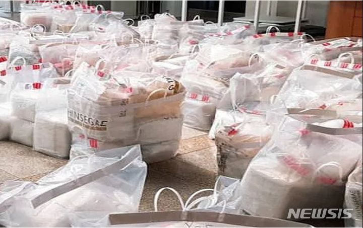 [서울=뉴시스]비닐완충재와 비닐쇼핑백에 포장된 면세 상품들.(사진=환경부 제공)2023.09.15.