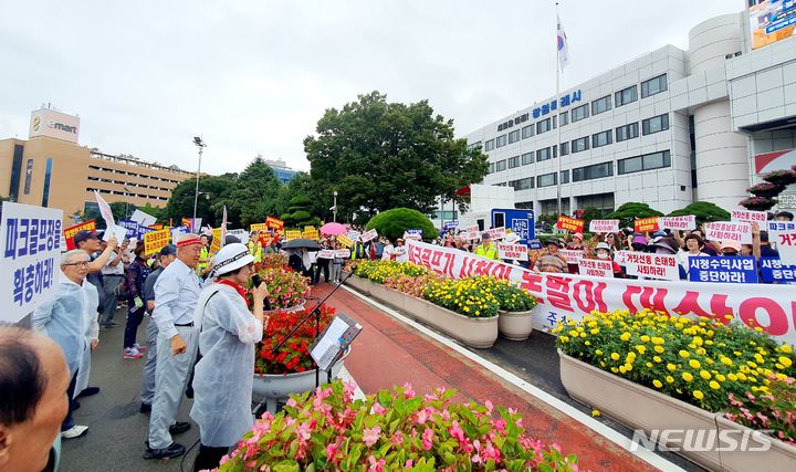 [창원=뉴시스] 강경국 기자 = 경남 창원시 파크골프협회 회원들이 15일 창원시청에서 파크골프 운영관리 조례 제정에 항의하며 집회를 하고 있다. 2023.09.15. kgkang@newsis.com