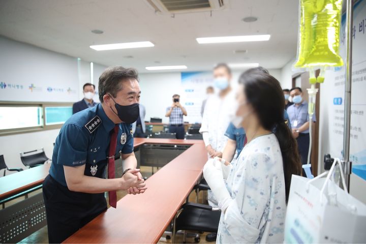 [부산=뉴시스] 윤희근 경찰청장은 15일 부산 사하구 화상전문병원을 방문, 동구 목욕탕 폭발사고로 부상을 입은 경찰관 3명과 소방관 1명, 구청 공무원 1명 등을 위문하고 빠른 회복을 기원했다. (사진=부산경찰청 제공) 2023.09.15. photo@newsis.com *재판매 및 DB 금지