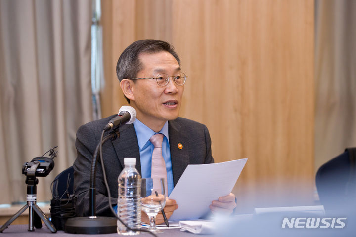 [서울=뉴시스] 이종호 과학기술정보통신부 장관은 7일 부산 더베이101에서 열린 국제 OTT 페스티벌 개막식에 참석해 "이번 행사를 계기로 우리나라 OTT와 콘텐츠가 세계로 뻗어나가는 글로벌 미디어 강국으로 발전할 수 있도록 체계적으로 지원하겠다"고 말했다. 사진은 지난달 15일 서울 강남구 한국과학기술회관에서 젊은 연구자들과 대화를 나누는 모습 (사진=과학기술정보통신부 제공)