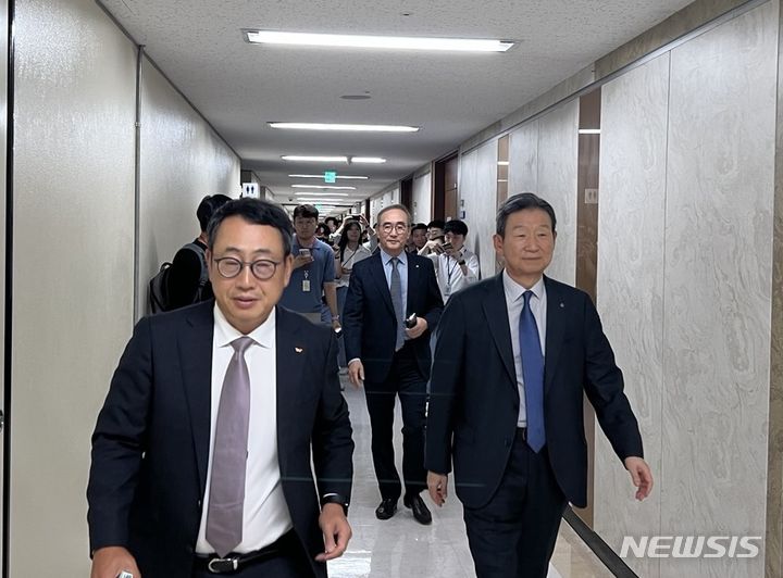 [서울=뉴시스] 이통3사 대표가 이동관 방통위원장과의 첫 간담회 참석을 위해 방통위에 방문했다. 유영상 SK텔레콤 대표(왼쪽), 황현식 LG유플러스 대표(오른쪽), 김영섭 KT 대표(가운데) 