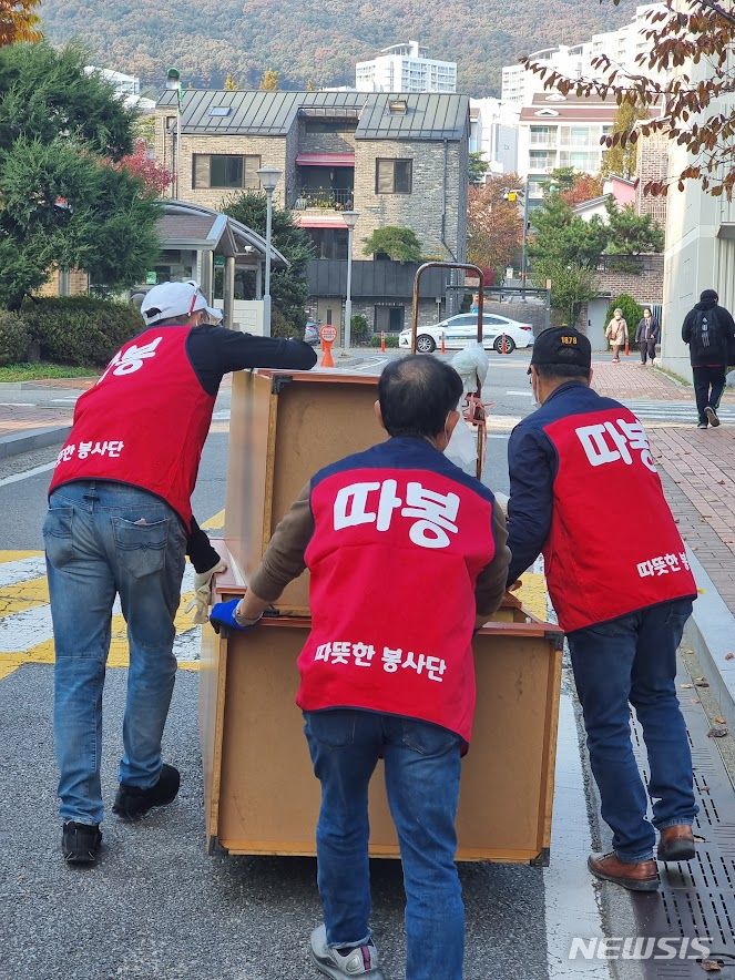  건설노동자들로 구성된 봉사단 '따봉'. 따뜻한 봉사단 제공