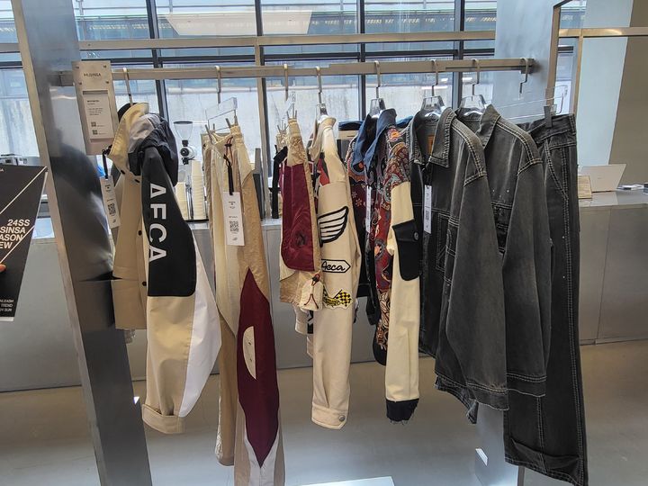 [서울=뉴시스] 박미선 기자=15일 서울 성동구 성수동 일대 무신사가 운영하는 오프라인 공간 4곳에서 열린 '24SS 무신사 시즌 프리뷰'에 전시된 상품의 모습. *재판매 및 DB 금지