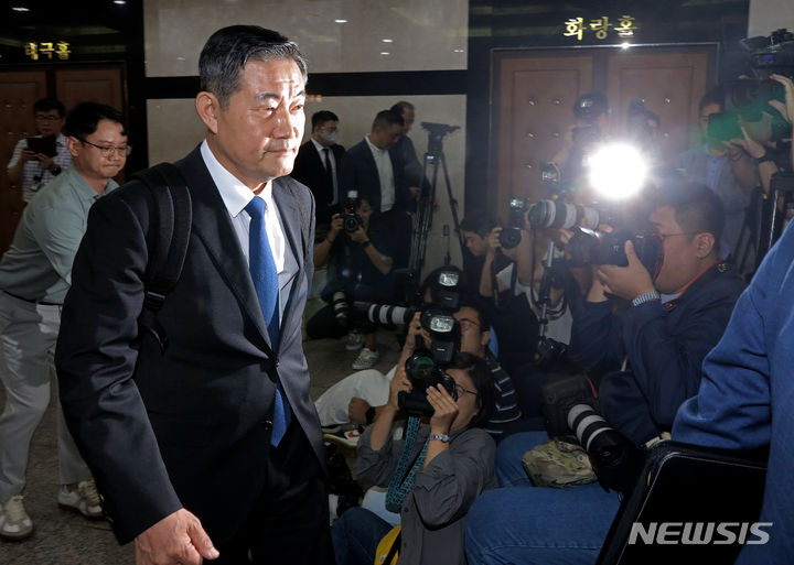 [서울=뉴시스] 김금보 기자 = 신원식 국방부 장관 후보자가 15일 오전 서울 용산구 국방부 육군회관에 마련된 인사청문회준비 사무실로 출근하고 있다. 2023.09.15. kgb@newsis.com