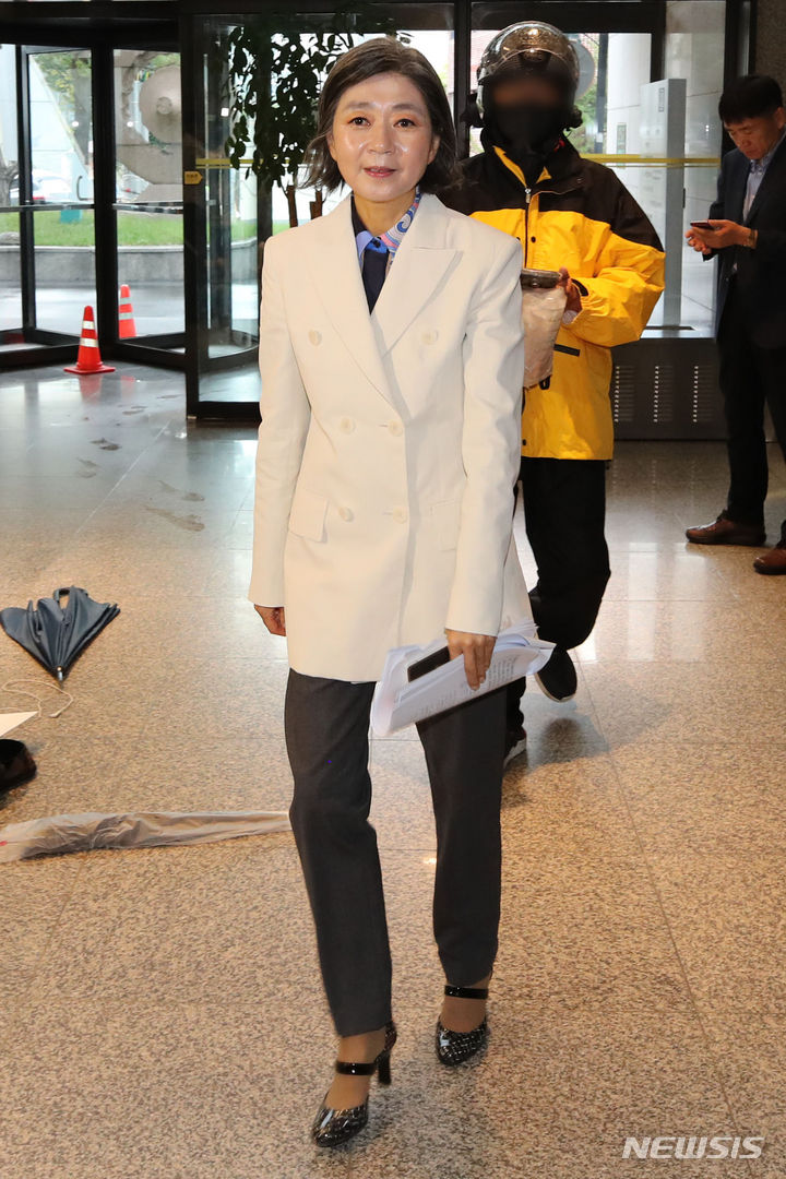 [서울=뉴시스] 권창회 기자 = 김행 여성가족부 장관 후보자가 15일 오전 서울 서대문구 한국청소년활동진흥원에 마련된 인사청문회 준비 사무실로 출근하며 취재진 질문에 답변하고 있다. 2023.09.15. kch0523@newsis.com