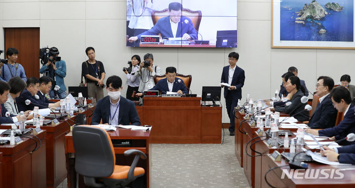 [서울=뉴시스] 이영환 기자 = 김철민 국회 교육위원회 위원장이 15일 오전 서울 여의도 국회에서 열린 전체회의에서 법안을 통과시키고 있다. 2023.09.15. 20hwan@newsis.com