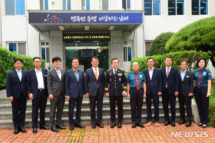 [남해=뉴시스] 차용현 기자 = 15일 오전 경찰수련원 업무협약차 일행과 함께 경남 남해군을 방문한 윤희근 경찰청장이 장충남 군수를 비롯한 남해군 관계자들과 기념촬영을 하고 있다. 2023.09.15.con@newsis.com