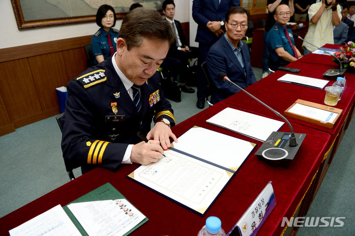 [남해=뉴시스] 차용현 기자 = 15일 오전 경남 남해군청 대회의실에서 열린 경찰수련원 업무협약식에 참석한 윤희근 경찰청장이 협약서에 서명을 하고 있다. 2023.09.15.con@newsis.com