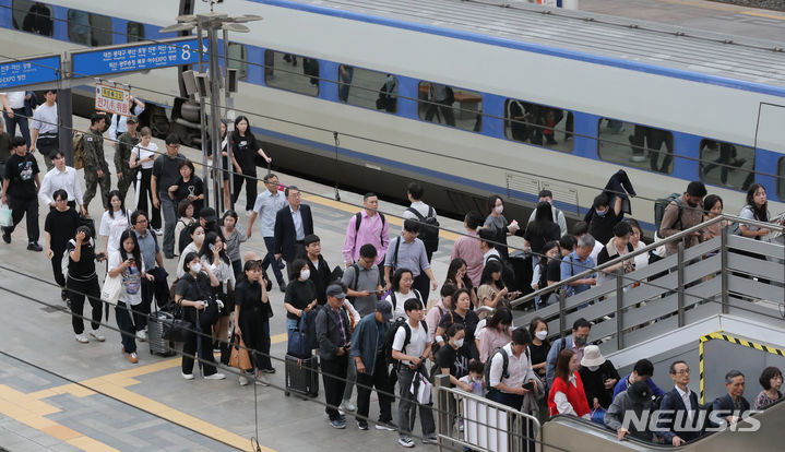 [서울=뉴시스] 김금보 기자 = 지난 15일 오전 서울 중구 서울역 기차 승강장이 이용객들로 붐비고 있다. 2023.09.15. kgb@newsis.com