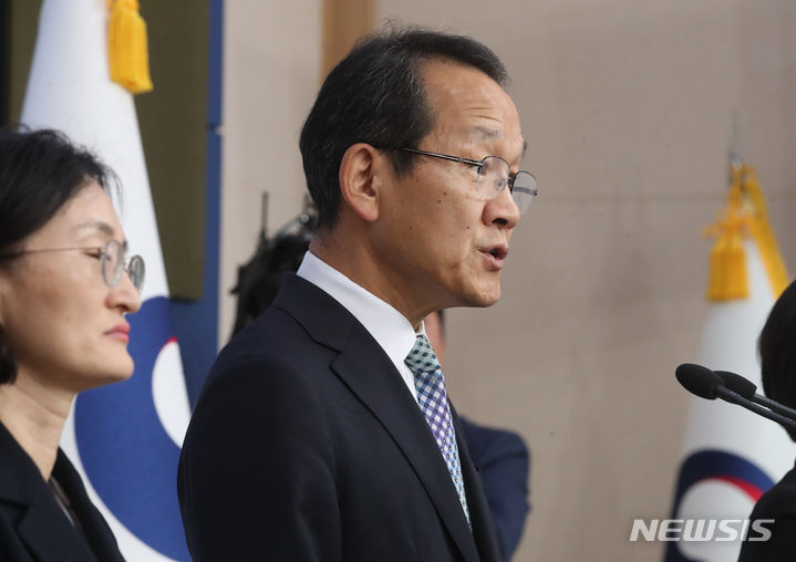 [서울=뉴시스] 김명원 기자 = 김연석 교육부 책임교육정책실장이 15일 오전 서울 종로구 정부서울청사 별관에서 교원 마음건강 회복 지원 방안 브리핑을 하고 있다. 2023.09.15. kmx1105@newsis.com