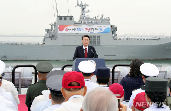 [인천=뉴시스] 홍효식 기자 = 윤석열 대통령이 15일 인천 수로 및 팔미도 근해 노적봉함에서 열린 제73주년 인천상륙작전 전승기념식에서 기념사하고 있다. 2023.09.15. yesphoto@newsis.com