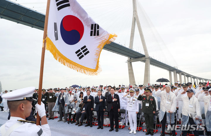 [인천=뉴시스] 홍효식 기자 = 윤석열 대통령이 15일 인천 수로 및 팔미도 근해 노적봉함에서 열린 제73주년 인천상륙작전 전승기념식에서 국기에 대한 경례를 하고 있다. 2023.09.15. yesphoto@newsis.com