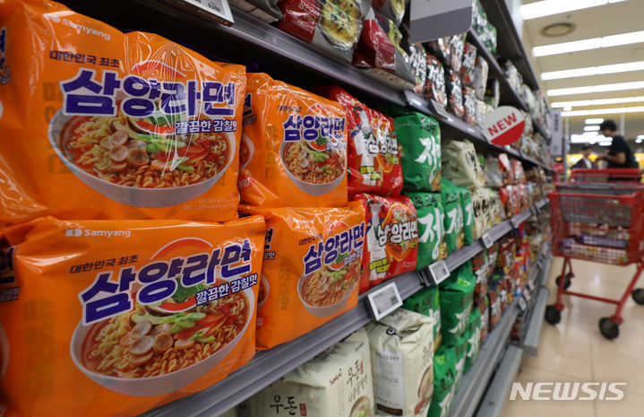 [서울=뉴시스] 김진아 기자 = 서울 대형마트 라면 코너에 삼양라면이 판매되고 있다. 2023.09.15. bluesoda@newsis.com