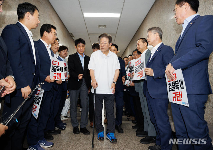 [서울=뉴시스] 이영환 기자 = 단식 투쟁 16일차인 이재명 더불어민주당 대표가 15일 오전 서울 여의도 국회에서 당대표실로 향하고 있다. (공동취재사진) 2023.09.15. photo@newsis.com