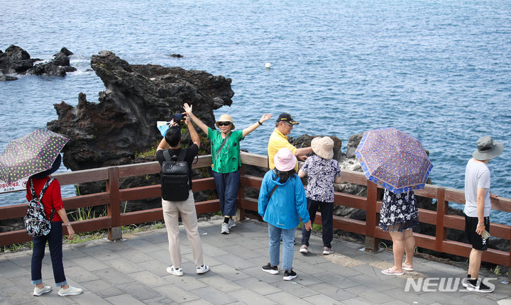 [제주=뉴시스] 우장호 기자 = 지난 15일 오후 제주 시내권 대표적인 관광지 용두암을 찾은 중국인 단체관광객들이 기념촬영을 하며 즐거운 시간을 보내고 있다. 2023.09.22. woo1223@newsis.com