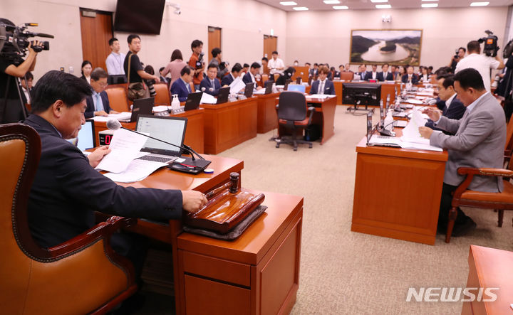 [서울=뉴시스] 이영환 기자 = 소병훈 국회 농림축산식품해양수산위원장이 15일 오후 서울 여의도 국회에서 열린 전체회의에서 안건을 상정하고 있다. 2023.09.15. 20hwan@newsis.com