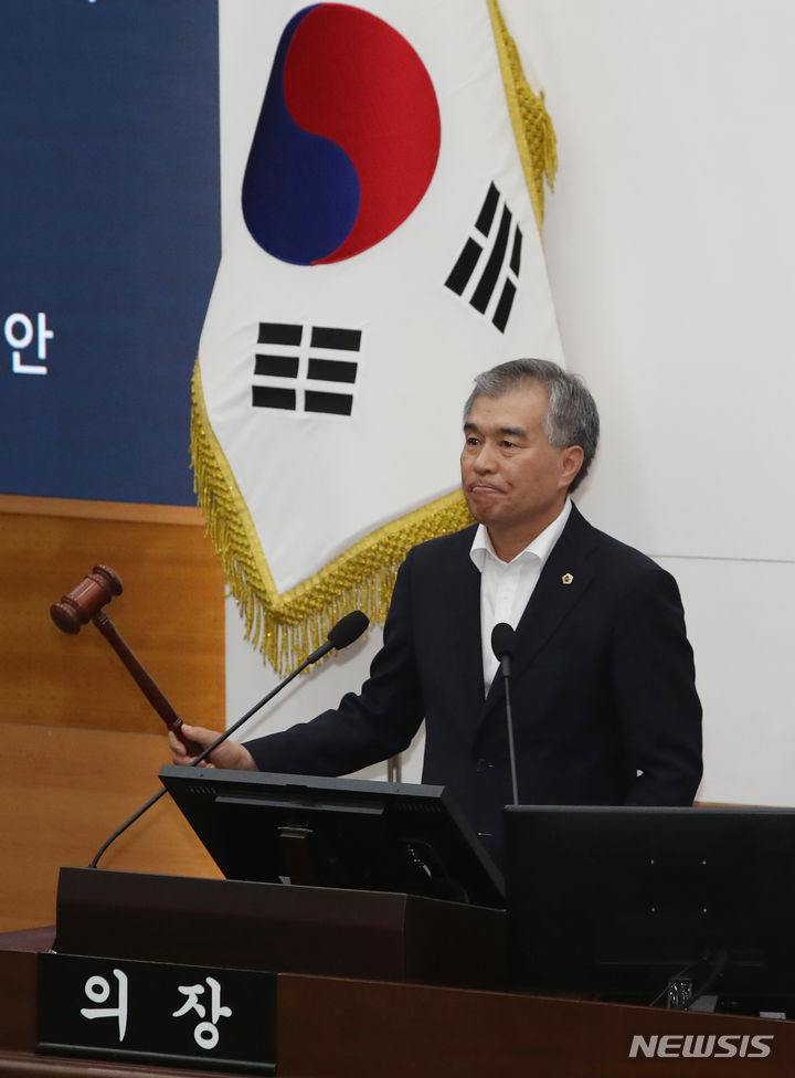 [서울=뉴시스] 김진아 기자 = 김현기 서울시의회 의장이 15일 서울 중구 서울시의회에서 열린 제320회 임시회 제6차 본회의에서 의사봉을 두드리고 있다. 2023.09.15. bluesoda@newsis.com