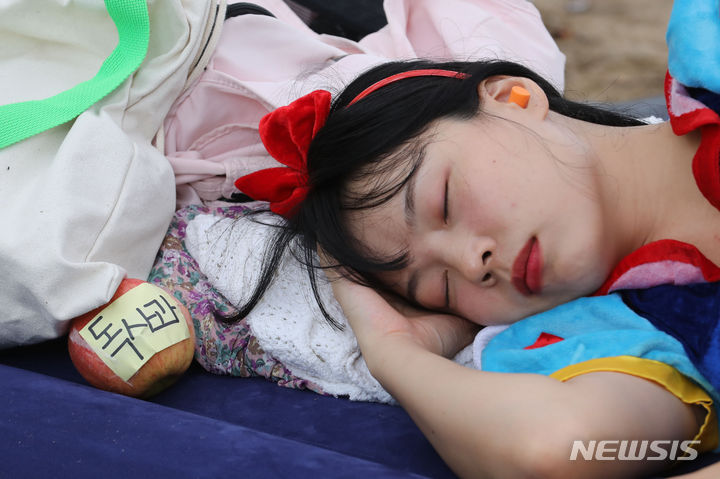 [서울=뉴시스] 권창회 기자 = 15일 오후 서울 성동구 서울숲에서 열린 2023 유한킴벌리 숲속 꿀잠대회에서 참가자들이 숙면을 취하고 있다. 2023.09.15. kch0523@newsis.com