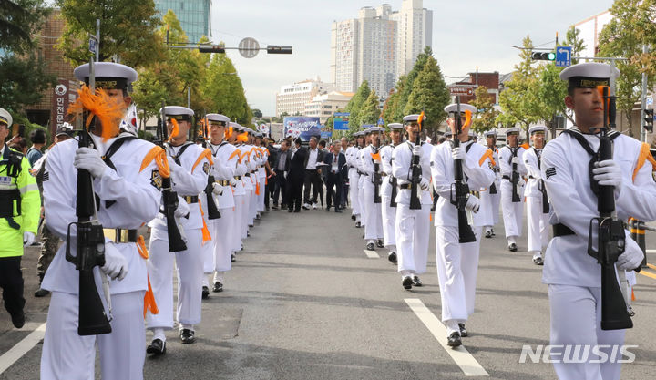 [인천=뉴시스] 전진환 기자 = 제73주년 인천상륙작전 전승기념 호국보훈 거리행진이 열린 15일 오후 인천 중구 경인로에서 해군 의장대가 행진을 하고 있다.  2023.09.15. amin2@newsis.com