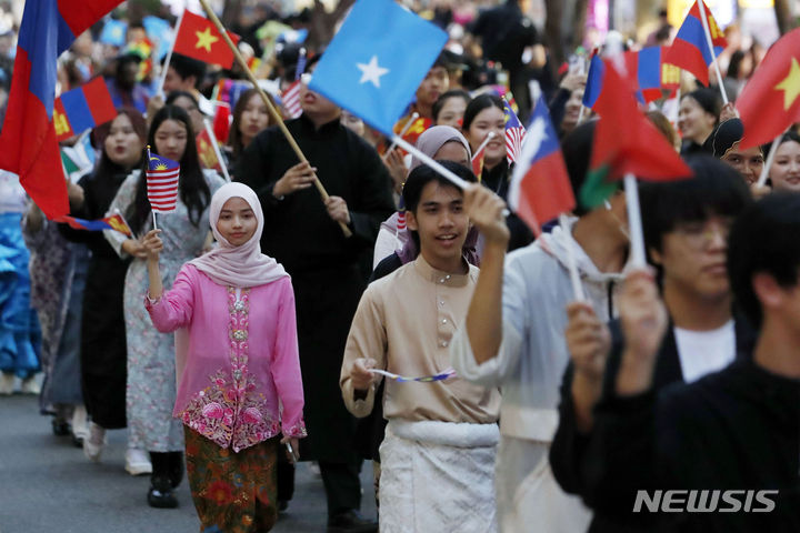 [서울=뉴시스] 최동준 기자 = 지난 2023년 9월 15일 서울 서대문구 연세로 일대에서 열린 '신촌글로벌대학문화축제'에서 외국인 유학생들이 개막 퍼레이드를 하고 있는 모습. 2023.09.15. photocdj@newsis.com