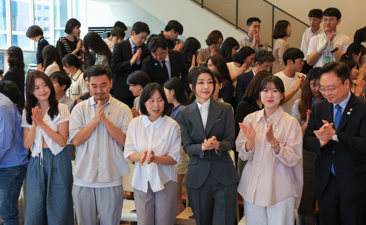 [서울=뉴시스] 윤석열 대통령 부인 김건희 여사가 15일 서울 중구 커뮤니티하우스 마실에서 열린 '괜찮아, 걱정마' 마음건강을 위한 대화에서 참석자들과 기념촬영한 뒤 박수치고 있다. 마음건강을 위한 대화는 정신건강 활동가, 자살시도 후 회복자, 자살예방 서포터즈, 자살 유족, 자살위기극복 특별위원회 위원 등이 참석했다. (사진=대통령실 제공) 2023.09.15. photo@newsis.com *재판매 및 DB 금지