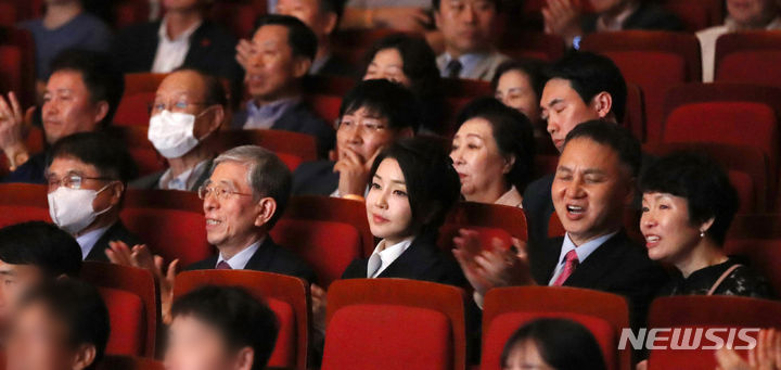 [서울=뉴시스] 전신 기자 = 윤석열 대통령 부인 김건희 여사가 13일 서울 종로구 세종문화회관에서 열린 시각장애인 전문연주단 한빛예술단 창립 20주년 기념음악회를 관람하고 있다. 2023.09.13. photo1006@newsis.com