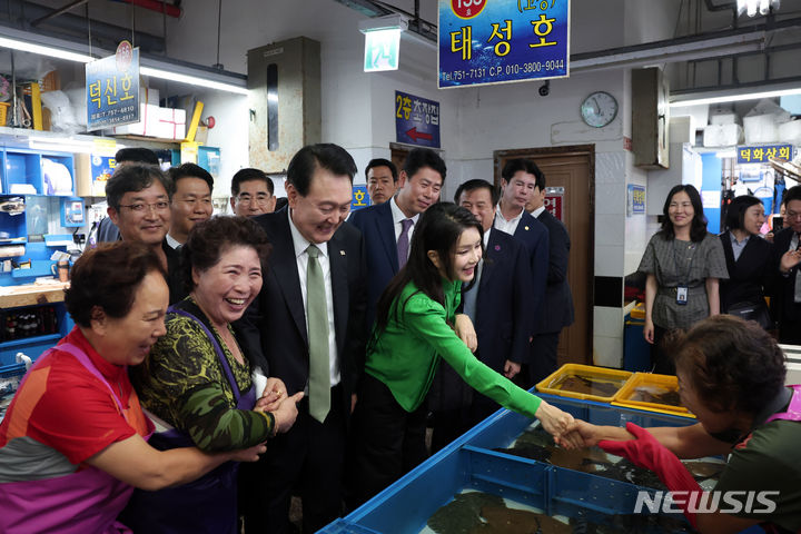 [서울=뉴시스] 윤석열 대통령과 부인 김건희 여사가 14일 부산 수영구 민락어민활어직판장을 방문해 상인들과 인사하고 있다. (사진=대통령실 제공) 2023.09.14. photo@newsis.com *재판매 및 DB 금지
