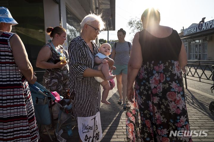 [소치=AP/뉴시스] 러시아 타티아나 부츠카야(통합러시아당) 국가두마(하원) 의원이 아이의 성별과 일치하지 않는 이름으로 등록하는 것을 금지하는 법안 초안을 작성하고 있다고 6일(현지 시간) 러시아 일간지 이즈베스티야가 보도했다. 사진은 지난 9월15일 러시아 소치의 흑해 휴양지에서 한 여성이 아기를 안고 있는 모습으로 기사 내용과 직접적인 관련은 없음. 2023.12.07.