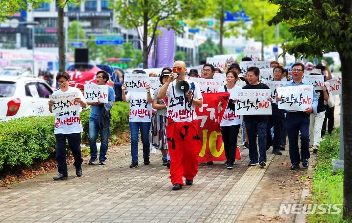 [인천=뉴시스] 김동영 기자 =인천 영종도 내 50여개 자생단체로 구성된 영종국제도시 소각시설 주민대책위원회 관계자들이 16일 오전 인천 중구 영종도 하늘체육공원에서 ‘소각장 백지화’를 촉구하고 있다. 2023.09.16. dy0121@newsis.com