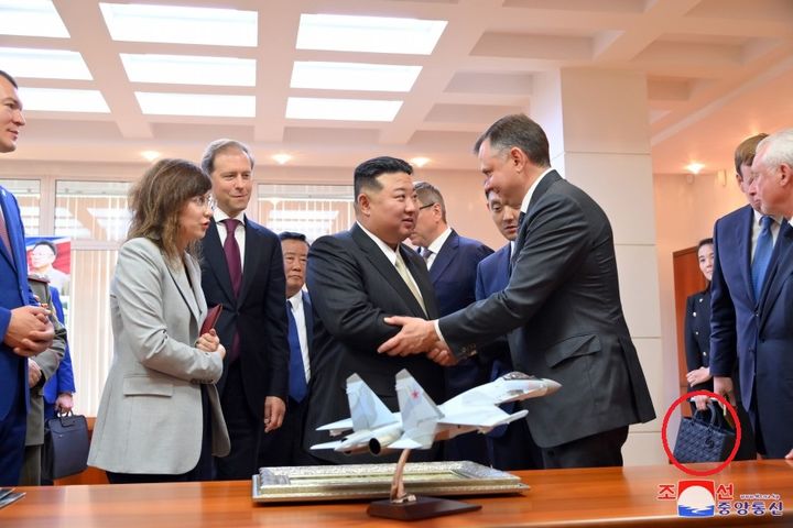 [서울=뉴시스] 김정은 북한 국무위원장이 15일 러시아 하바롭스크주 콤소몰스크나아무레시의 유리 가가린 전투기 공장을 방문했다고 조선중앙통신이 16일 보도했다. 해당 사진에서 김여정 부부장이 크리스찬 디올로 추정되는 명품백을 든 장면이 포착됐다. (사진=조선중앙통신 캡쳐) 2023.09.16.  *재판매 및 DB 금지