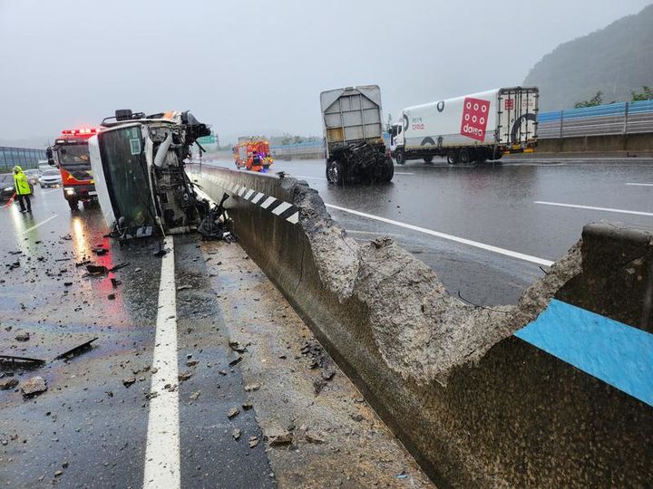 [진주=뉴시스] 남해고속도로 진성IC 교통사고. *재판매 및 DB 금지