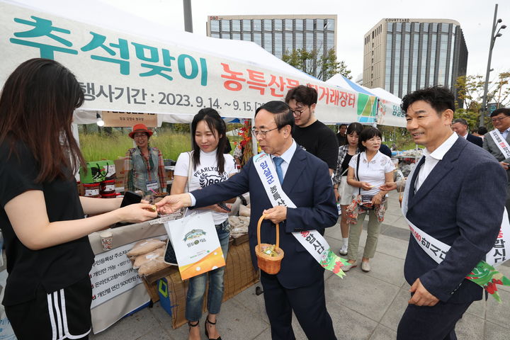 추석을 맞아 지난 14일과 15일 임실군표 농특산물 직거래장터가 열렸던 서울 강서구 행사 현장, 심민 군수가 방문해 시민들에게 임실치즈를 나눠주며 임실 농특산물을 홍보하고 있다. *재판매 및 DB 금지