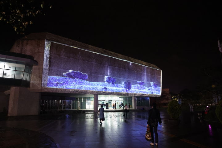 고창 고인돌박물관 벽면에 대형 빔프로젝트가 쏜 고인돌유적지의 모습이 투사되고 있다.&nbsp; *재판매 및 DB 금지