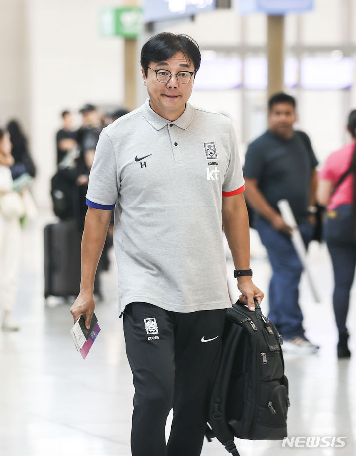 [인천공항=뉴시스] 정병혁 기자 = 2022 항저우아시안게임 남자축구대표팀 황선홍 감독이 16일 인천국제공항 제1터미널에서 출국하고 있다. 2023.09.16. jhope@newsis.com