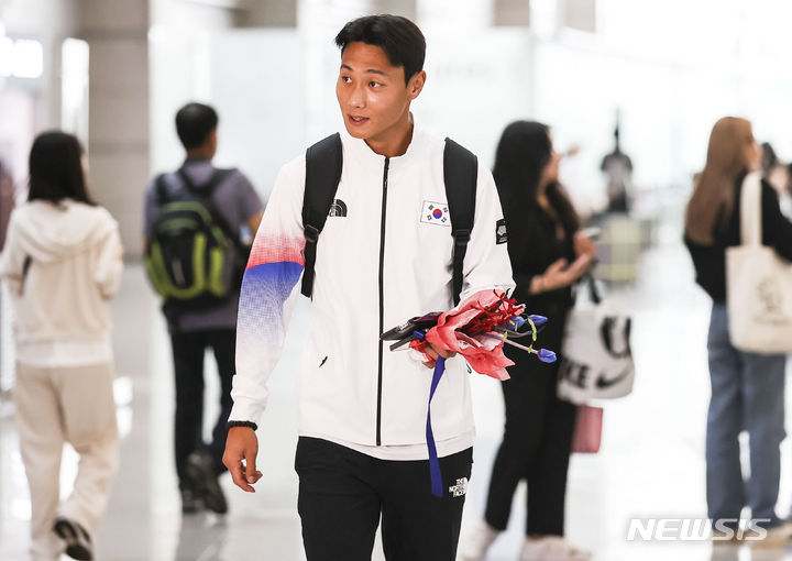 [인천공항=뉴시스] 정병혁 기자 = 2022 항저우아시안게임 남자축구대표팀 백승호가 16일 인천국제공항 제1터미널에서 출국하고 있다. 2023.09.16. jhope@newsis.com