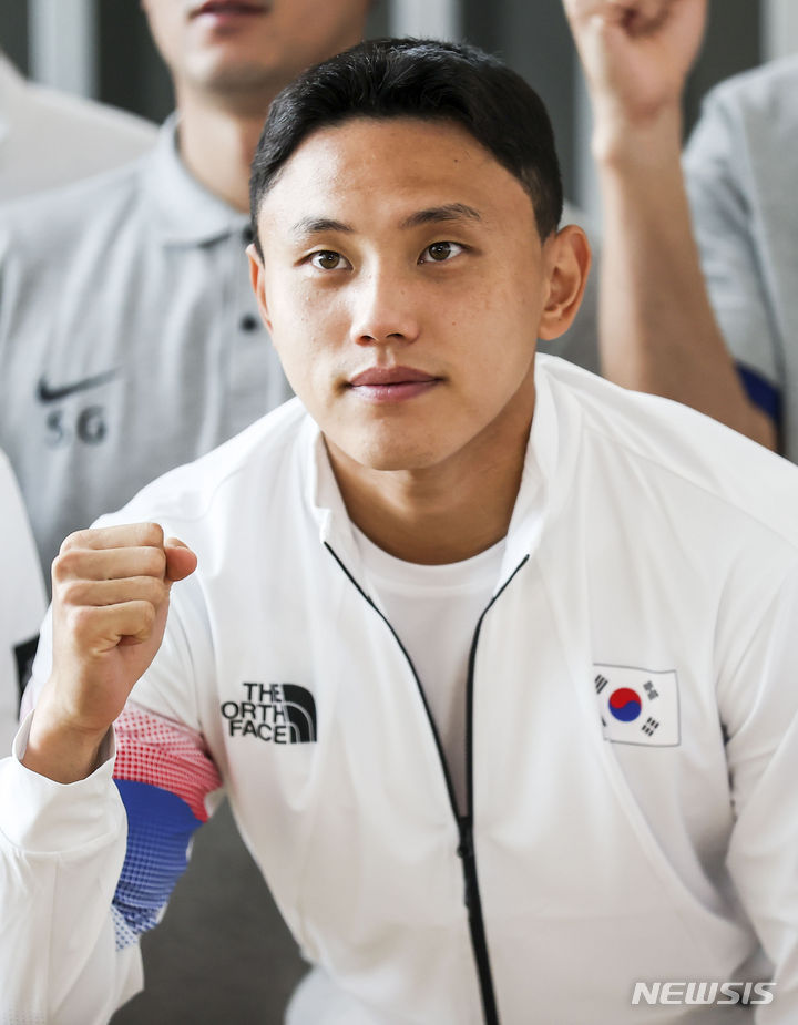 [인천공항=뉴시스] 정병혁 기자 = 2022 항저우아시안게임에 출전하는 남자축구대표팀 조영욱이 16일 인천국제공항 제1터미널 출국장에서 출국에 앞서 기념촬영을 하고 있다. 2023.09.16. jhope@newsis.com