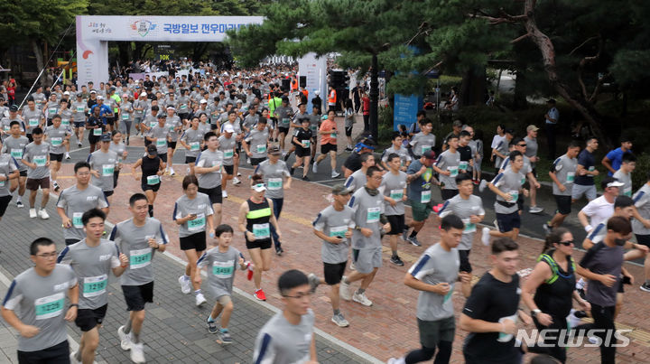[서울=뉴시스] 김금보 기자 = 16일 오전 서울 송파구 올림픽공원 평화의광장 일대에서 열린 '건군 75주년 및 한미동맹 70주년 기념 제19회 국방일보 전우마라톤'에 참가한 국군 장병, 주한미군과 가족, 일반인 러너들이 힘차게 출발하고 있다. 2023.09.16. kgb@newsis.com