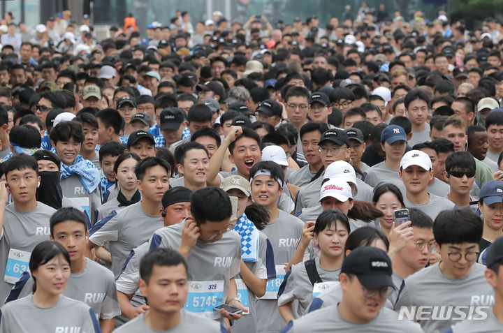 [서울=뉴시스] 김금보 기자 = 16일 오전 서울 송파구 올림픽공원 평화의광장 일대에서 열린 '건군 75주년 및 한미동맹 70주년 기념 제19회 국방일보 전우마라톤'에 참가한 국군 장병, 주한미군과 가족, 일반인 러너들이 달리고 있다. 2023.09.16. kgb@newsis.com